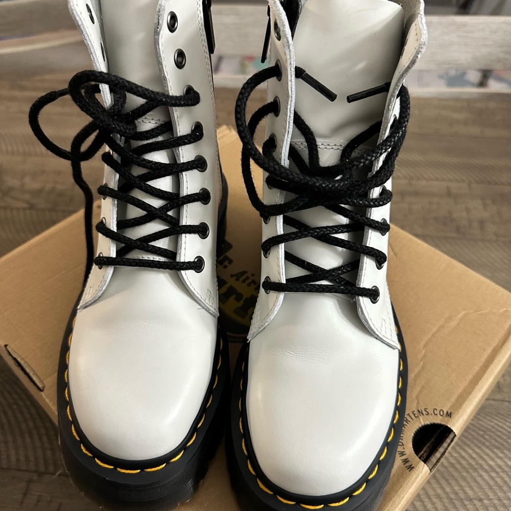 Doc Martens White size 6 platform Brand new never got the chance to wear! - Picture 2 of 7